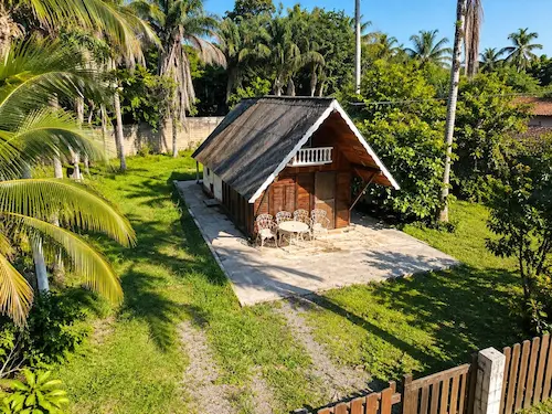 Vista de terrenos planos no loteamento em Iguape